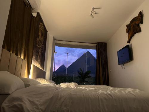 Postel nebo postele na pokoji v ubytování Sola Pyramids inn