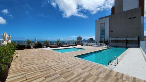 una piscina en la azotea de un edificio en Lazer completo no melhor do Gonzaga, cozinha top, Garagem, en Santos