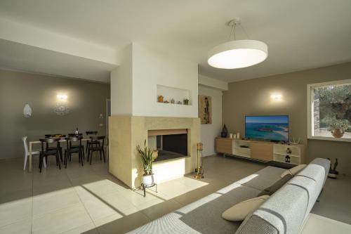 Χώρος καθιστικού στο Villa Torricella Pool and Sunny Garden - Happy Rentals