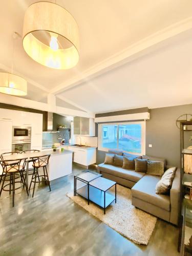 un salon avec un canapé et une table dans l'établissement Comfort & WiFi - Talence - 4 pers - tram B, à Talence