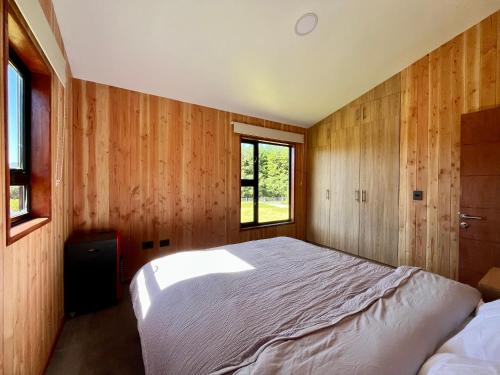 Ένα ή περισσότερα κρεβάτια σε δωμάτιο στο Huelemolle Lodge Pucón
