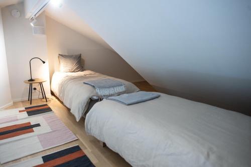 Giường trong phòng chung tại Near University - Charming Loft