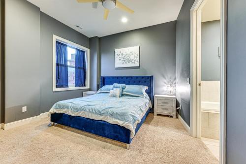 Ένα ή περισσότερα κρεβάτια σε δωμάτιο στο Heart of Dtwn Omaha Historical Apt with Perks