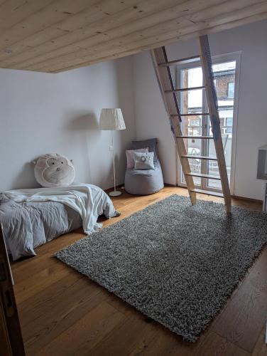 Klosters SerneusにあるLuxurious Penthouse Apartmentのベッドルーム1室(ベッド1台付)、