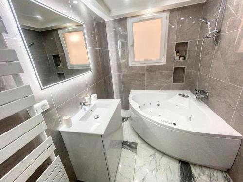 Ένα μπάνιο στο Bas de villa composée d'un 3 pièces et d'un studio avec piscine privée