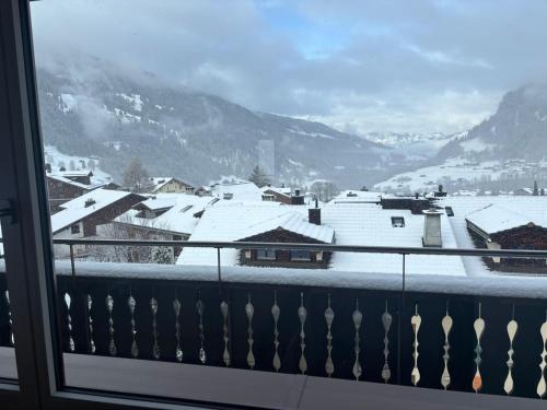 Klosters SerneusにあるLuxurious Penthouse Apartmentのバルコニーから雪に覆われた街の景色を望めます。
