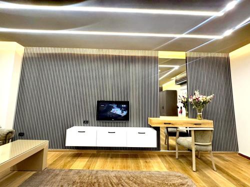 TV a/nebo společenská místnost v ubytování Queens Suite Hotel