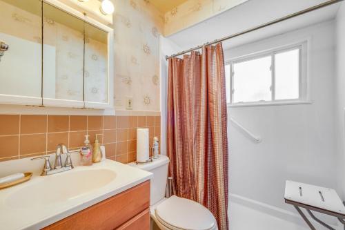 Vannituba majutusasutuses Charming Home - 4 Mi to Euclid Creek Reservation