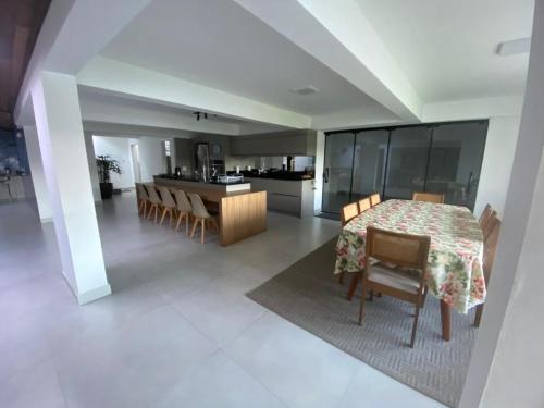 Køkken eller tekøkken på Casa grande com jardim