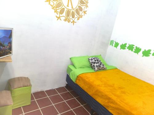 Ένα ή περισσότερα κρεβάτια σε δωμάτιο στο Karim Hostel