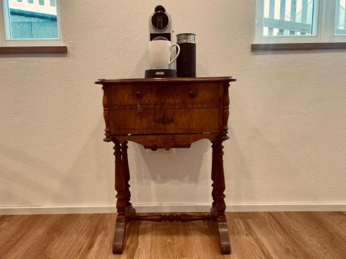 a wooden table with a coffee maker on top of it at ღLIBORIA I Auszeit am Riegsee in Aidling