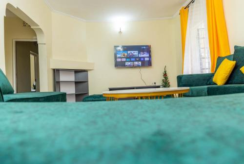 Μια τηλεόραση ή/και κέντρο ψυχαγωγίας στο Riverside Haven 4BR Modern Spacious Home