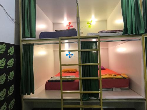 Ένα ή περισσότερα κρεβάτια σε δωμάτιο στο Karim Hostel