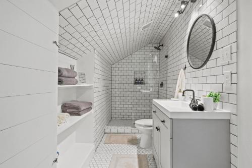 ダラスにあるBishop Arts District Boho Cinema Houseの洗面台とトイレを備えた白いバスルーム