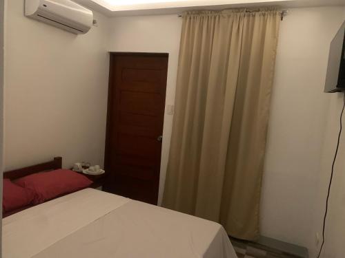 Postel nebo postele na pokoji v ubytování Vigan Airport View Hotel