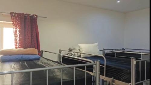 Postel nebo postele na pokoji v ubytování Girls Only Shared Room Gzira #1