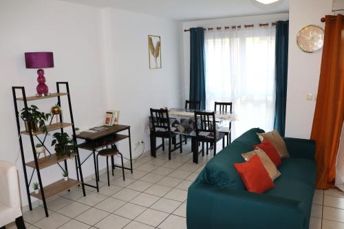 un salon avec un canapé et une table dans l'établissement Le Madeleine - Parking gratuit- Balcon - Fibre, à Orléans