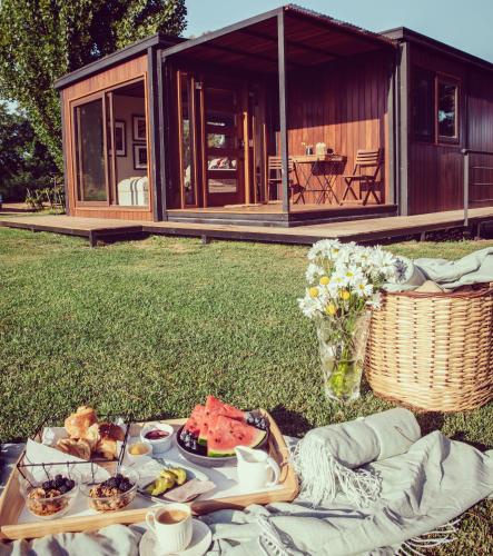 a picnic table in the grass in front of a cabin at La Sirca Boutique Winery Cabins in Población