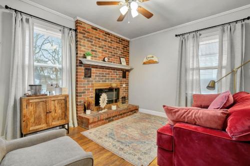 Χώρος καθιστικού στο Spacious 4BR Home with Cozy Vibes in Louisville