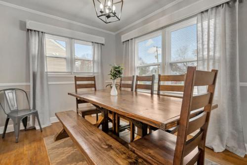 Φωτογραφία από το άλμπουμ του Spacious 4BR Home with Cozy Vibes in Louisville σε Louisville