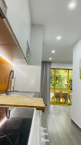 Apartamento Estúdio a 5 min a pé da praia, com terraço grande ao sol, no Rés-Chão