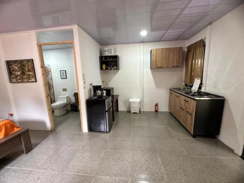Η κουζίνα ή μικρή κουζίνα στο ApartCasa Full Budget Apart House near beach and rain forest
