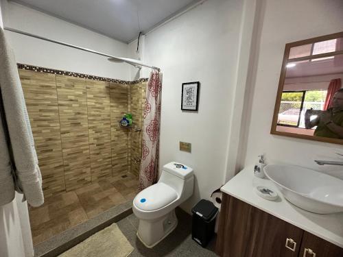 Ένα μπάνιο στο ApartCasa Full Budget Apart House near beach and rain forest