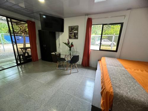 Ένα ή περισσότερα κρεβάτια σε δωμάτιο στο ApartCasa Full Budget Apart House near beach and rain forest