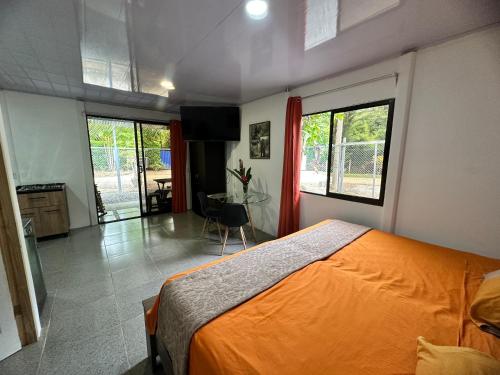 Ένα ή περισσότερα κρεβάτια σε δωμάτιο στο ApartCasa Full Budget Apart House near beach and rain forest