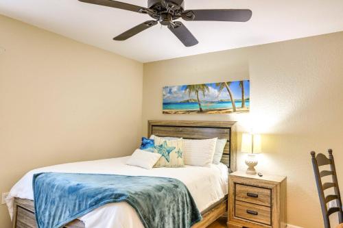 オカラにあるOcala Retreat, 2 Mi to World Equestrian Center!のベッドルーム1室(ベッド1台、シーリングファン付)