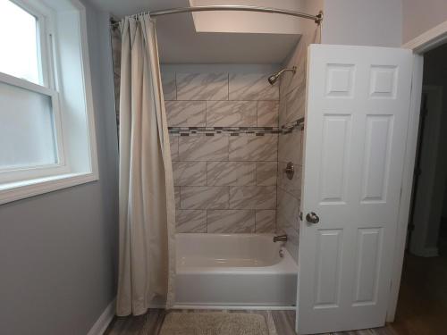 シカゴにあるBeautiful Big 3 bedroom Quiet Apt near downtownのシャワーとバスタブ付きのバスルーム