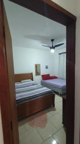 une chambre avec un lit et un plafond dans l'établissement Recanto Bougainville, à Angelim