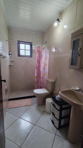 une salle de bains avec toilettes et lavabo dans l'établissement Recanto Bougainville, à Angelim
