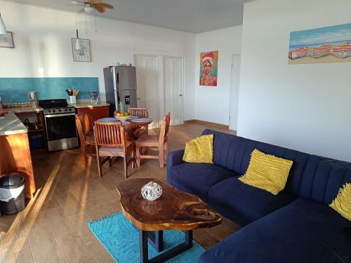 a living room with a blue couch and a table at Pronájem prázdninového domu in Tivives