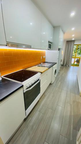 Apartamento a 5 min a pé da praia, com terraço grande ao sol, no Rés-Chão