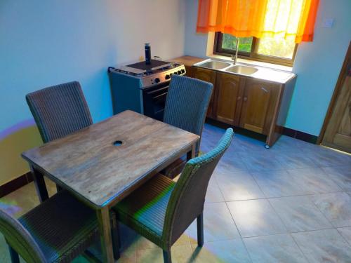 Dapur atau dapur kecil di Pearl Rangers Inn
