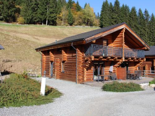 a log cabin with a balcony on a hill at Jenig 4A in Jenig