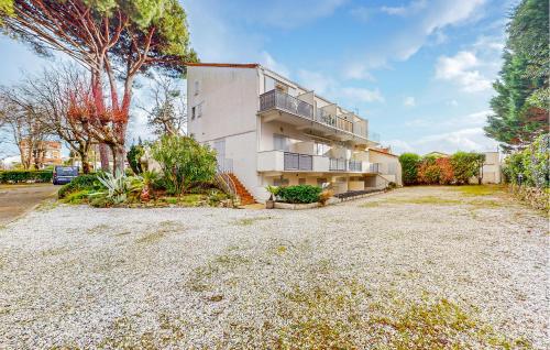 ein leerer Parkplatz vor einem Haus in der Unterkunft 1 Bedroom Amazing Apartment In Royan in Royan