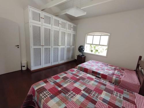 Postel nebo postele na pokoji v ubytování Casa Eventos e Temporada com 3 suites, piscina, churrasqueira, Wi-Fi, Ar Condicionado - Proximo Praia Mar Casado e Pernambuco - Guaruja