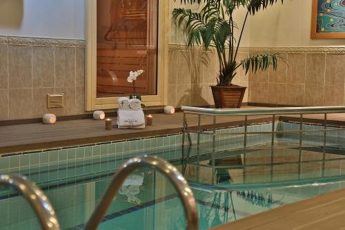 una piscina con 2 mesas junto a una piscina en Grand Hilarium Hotel en Estambul