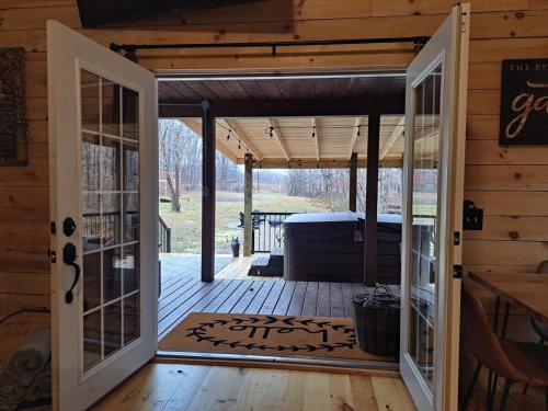 Gambar di galeri bagi Hocking Hills Cabin, Hot Tub, Private Pond di Stella