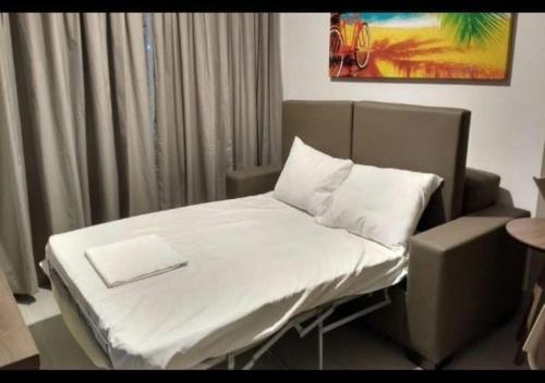 un letto in una camera d'ospedale con lenzuolo bianco di Enjoy Olimpia Park Resort a Olímpia