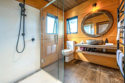 Koupelna v ubytování Obsidian Yurts by Waiheke Pure