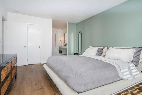une chambre blanche avec un grand lit dans une pièce dans l'établissement Top Floor Oceanfront Condo, à San Diego