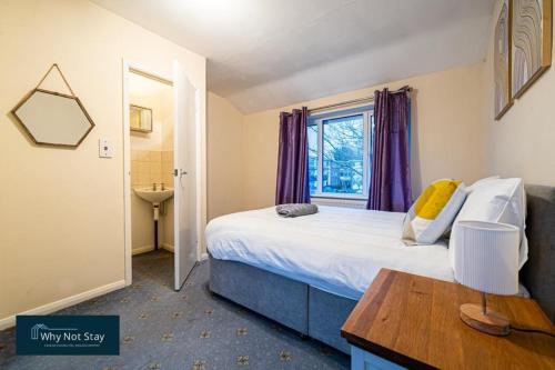 Ένα ή περισσότερα κρεβάτια σε δωμάτιο στο Cosy 6 bed home Early, Reading