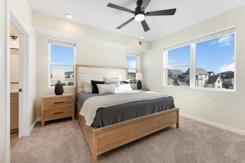 een slaapkamer met een bed en een plafondventilator bij Heart and Sol condo in St. George