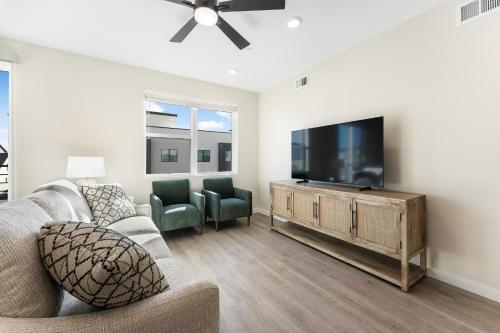 een woonkamer met een bank en een flatscreen-tv bij Heart and Sol condo in St. George
