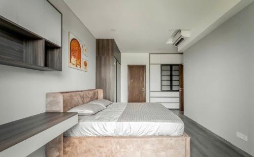 a bedroom with a large bed in a room at FLC Sea Tower Quy Nhơn-Codotel 5 Sao Giáp Biển-Trung Tâm TP Quy Nhơn in Quy Nhon