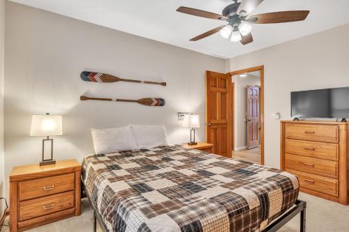 Ένα ή περισσότερα κρεβάτια σε δωμάτιο στο Deerfield Hideaway at Old Rocky home
