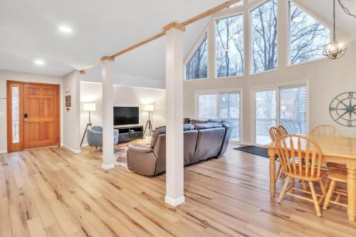 Μια τηλεόραση ή/και κέντρο ψυχαγωγίας στο Deerfield Hideaway at Old Rocky home